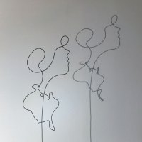 demoiselle-1-Ombre-lor-femme-laure-simoneau-sculpture-fil-de-fer-wire-art-artwork-paris-oneline-atelierlor-esthetique-geisha-fildeferiste-shadow