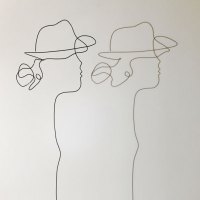 la-demoiselle-au-chapeau-ombre-lor-femme-laure-simoneau-sculpture-fil-de-fer-wire-art-artwork-paris-oneline-atelierlor-esthetique-geisha-fildeferiste-shadow