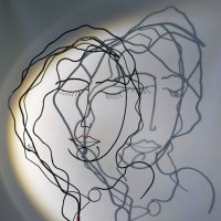 la-feme-endormie-2-ombre-laure-simoneau-sculpture-fil-de-fer-wire-artiste-femme-portrait-art-paris-poésie-couleur-rouge-LoR-fildeferiste-romantique-romance