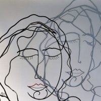 la-feme-endormie-3-zoom-ombre-laure-simoneau-sculpture-fil-de-fer-wire-artiste-femme-portrait-art-paris-poésie-couleur-rouge-LoR-fildeferiste-romantique-romance