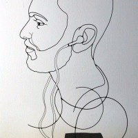 Basile-portrait-1l-fraterie-commande-portrait-sculpture-fil-de-fer-wire-atelier-lor-laure-simoneau-paris-artiste-sculpteur-anniversaire-18-ans-casque-ecouteur-jeune-homme